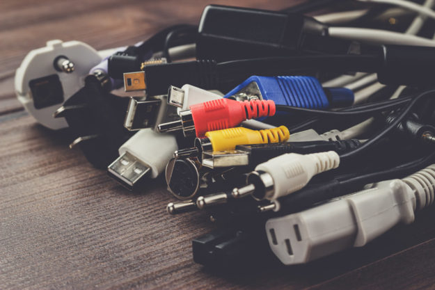 Les-differents-cables-informatiques-utilisés-avec-un-ordinateur-personnel